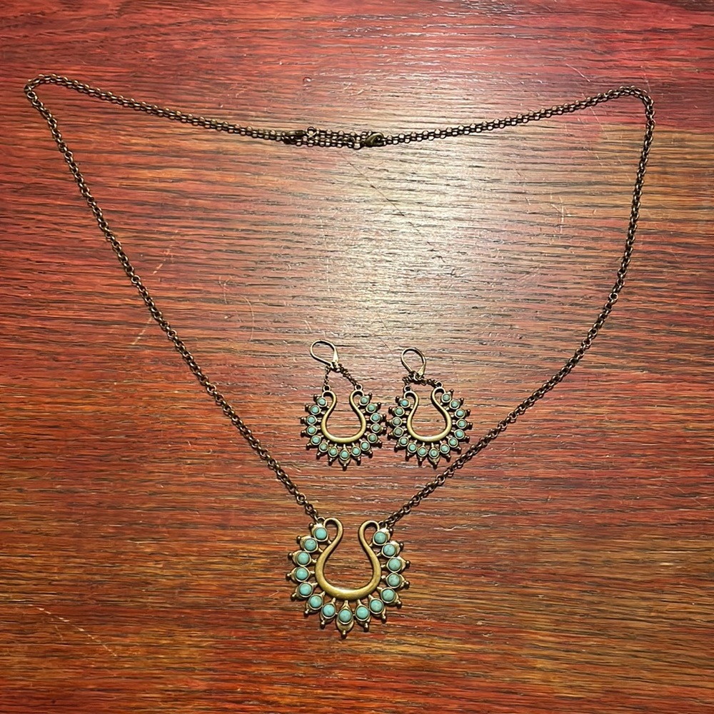 Adjustable necklace and matching earrings costume - Picture 3 of 3